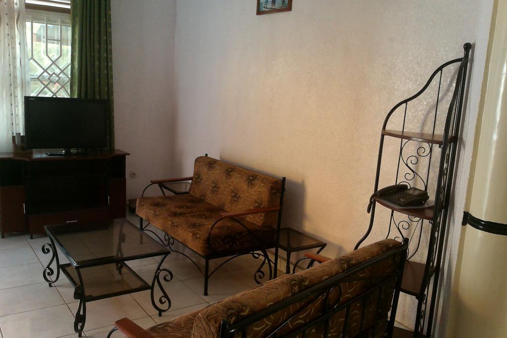 Radius Guest Flats Bed & Breakfast Kigali Bagian luar foto