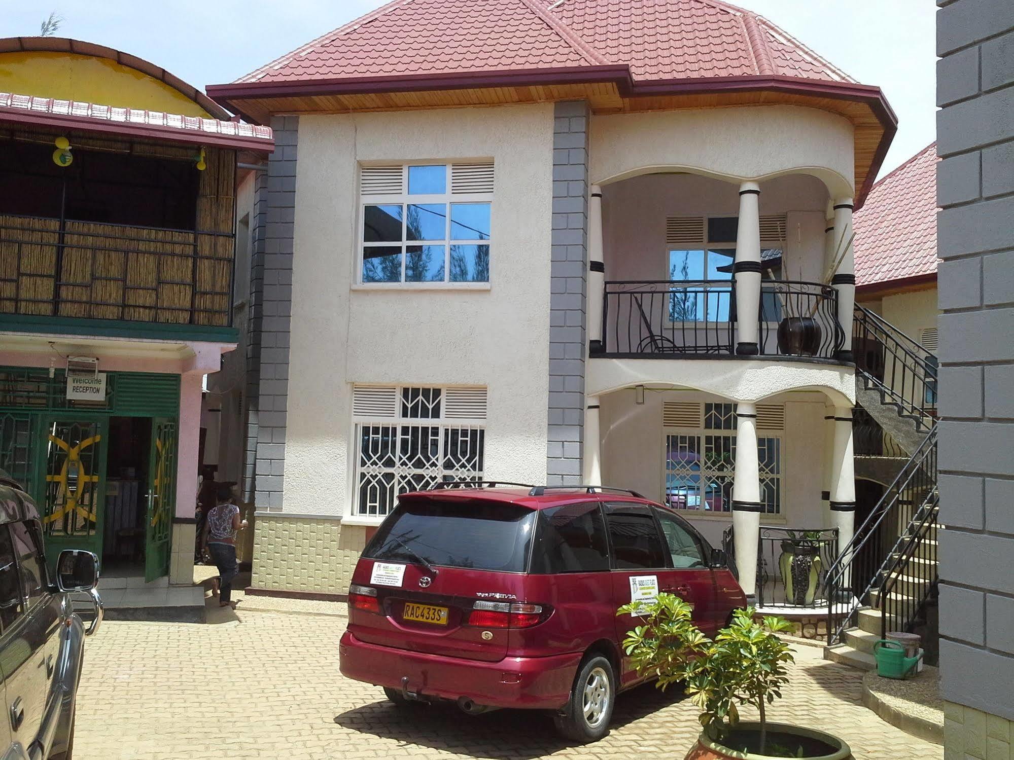 Radius Guest Flats Bed & Breakfast Kigali Bagian luar foto